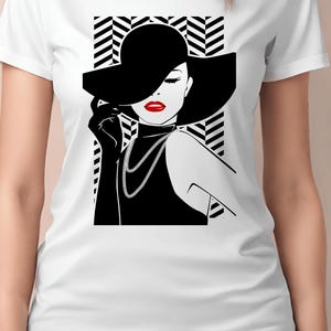 Zwart-wit grafisch T-shirt met elegante vrouw met hoed – rode lippen, parels, handschoenen en zigzagachtergrond