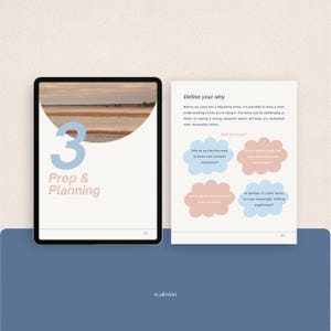 Op de afbeelding: Een digitale tablet toont een pagina met het nummer 3 en de woorden "Prep & Planning" in blauw en roze. Daarnaast staat een pagina met de tekst "Define your why" en vragen in denkballonnen.