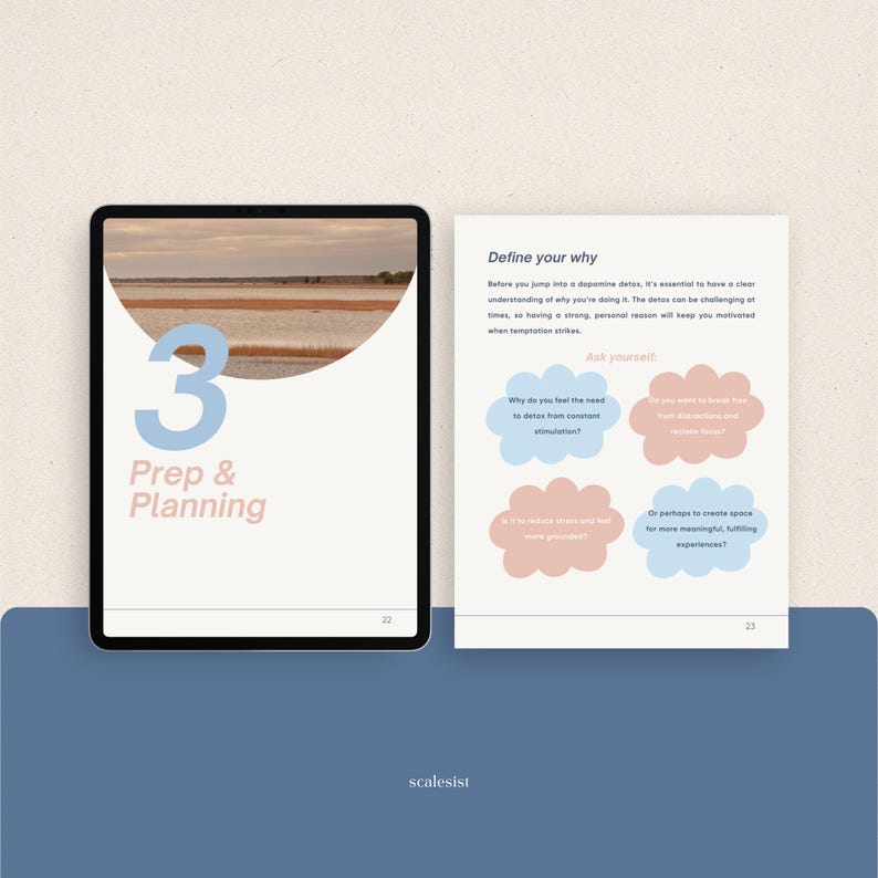 Op de afbeelding: Een digitale tablet toont een pagina met het nummer 3 en de woorden "Prep & Planning" in blauw en roze. Daarnaast staat een pagina met de tekst "Define your why" en vragen in denkballonnen.