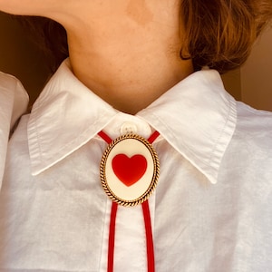 Adorable cravate bolo camée coeur blanc et rouge, collier cowboy fait main, bijoux excentriques mignons, accessoire tendance, cadeaux de mariage pour lui