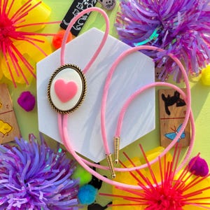 Adorable corbata bolo con camafeo de corazón rosa, collar de vaquero hecho a mano, linda joya excéntrica, accesorio llamativo, regalos para ella, corbata de boda