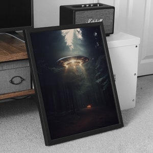 UFO im dunklen Wald Poster | Übernatürliche Kunst | Retro Sci-Fi Wandbild | Mystisches Raumfahrzeug Design | Kunstdruck fertig zum Aufhängen