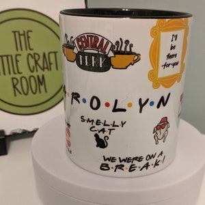 Può includere: Tazza in ceramica bianca con bordo nero a tema della serie televisiva Friends. La tazza presenta immagini del logo Central Perk, una cornice con il testo "I'll be there for you", un tacchino con cappello di Babbo Natale, un gatto nero e il testo "R-O-L-Y-N", "Smelly Cat" e "We were on a break".