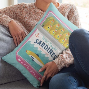 Almohada lumbar con forma de lata de sardinas - Almohada decorativa con forma de pescado enlatado - Impresión artística de sardinas adorables - Estilo costero moderno