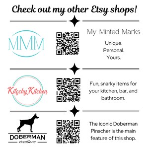 Puede incluir: Anuncio de tiendas de Etsy, con logotipos, c&oacute;digos QR y descripciones. Las tiendas presentadas son "My Minted Marks", "Kitschy Kitchen" y "DOBERMAN creations". Cada tienda ofrece diferentes productos, con Doberman Creations centr&aacute;ndose en la raza.