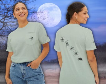 Spiders Everywhere, uniseks kledingstukgeverfd T-shirt met zak - voorkant, achterkant en mouwen bedrukt met verschillende spinnen