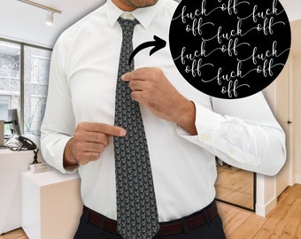 Corbata con patrón cursivo Fuck Off - Corbata para hombre con palabrota oculta en negro con letras blancas