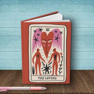 Diario de Tarot - Cuaderno de tapa dura de Los Enamorados - Lámina artística con cartas del Tarot - Regalo de San Valentín