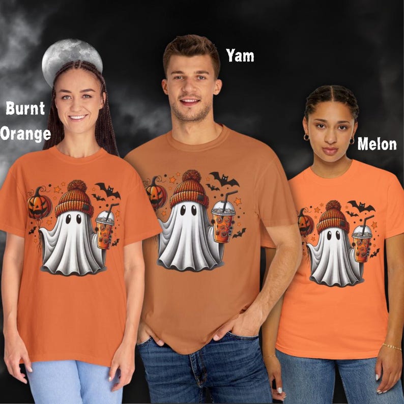 Puede incluir: Tres camisetas naranjas con un fantasma de dibujos animados que lleva un sombrero y sostiene una bebida. Las camisetas est&aacute;n etiquetadas como "Burnt Orange", "Yam" y "Melon".