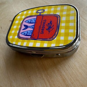 Pilulier Sardines : petite forme rectangulaire avec 2 compartiments - 6 variantes image 16