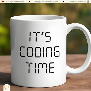 Könnte beinhalten: Weiße Keramiktasse mit einer schwarzen Grafik, auf der "IT'S CODING TIME" in einer digitalen Schrift steht.
