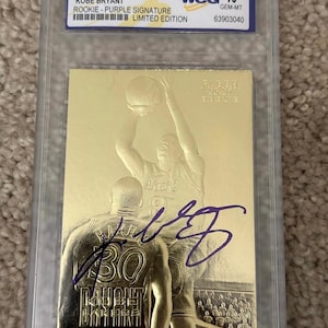 Puede incluir: Tarjeta de novato de Kobe Bryant dorada de 1996-97, con firma púrpura. La tarjeta está calificada WCG 10 GEM-MT y es de edición limitada. Muestra a Bryant en acción, con el logo de los Lakers.