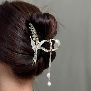 Crystal Pearl Floral Hair Claw Clip – Elegant Gold Hair Accessory for Women, Bridal Hair Clip, Rhinestone Flower Claw, Strong Hold Hair Grip