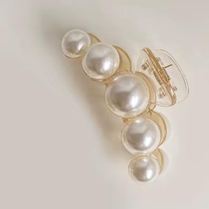 Elegant Faux Pearl Hair Claw Clip: Chic Women&#39;s Hair Accessory