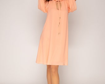 Lekka sukienka w kolorze brzoskwiniowym z rozciętymi rękawami- pierwowzór kolekcji - WYPRZEDAŻ