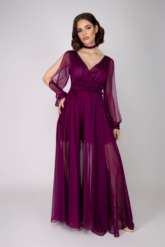 A beautiful long chiffon gown with A choker in timeless burgundy, featuring original sleeves for many occasions. A beautiful long chiffon gown with A choker in timeless burgundy, featuring original sleeves for many occasions.