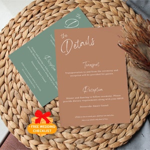 Könnte beinhalten: Eine braune und grüne Hochzeitskarte mit den Details, auf der der Text "the Details" in weißer Schrift steht. Die Karte enthält Informationen über die Rezeption, den Transport und die Kleiderordnung. Der Text "Smart Casual" ist in weiß geschrieben.