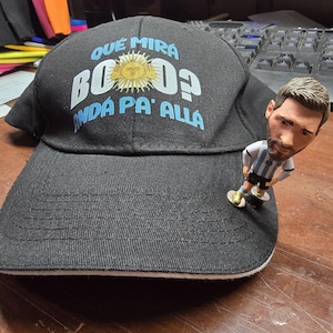 Messi &quot;Que Mira Bobo&quot; - Snapback Hat - Removable Figurine