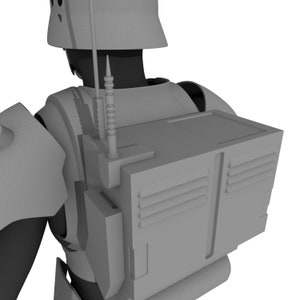 Puede incluir: Una mochila gris de aspecto futurista, con un dise&ntilde;o rectangular y l&iacute;neas verticales. La mochila tiene una antena alta y est&aacute; sujeta a un casco y una armadura grises. La imagen es una representaci&oacute;n 3D.