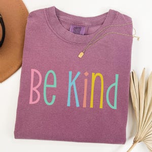 Camiseta &quot;Be Kind&quot; de Comfort Colors®, &quot;Maestro de la Amabilidad&quot;, &quot;Elige la Amabilidad&quot;, &quot;Regreso a Clases&quot;, &quot;Maestro de Primaria&quot;