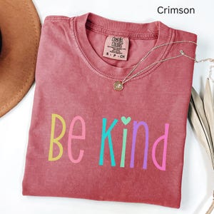 Camiseta &quot;Be Kind&quot; de Comfort Colors®, &quot;Maestro de la Amabilidad&quot;, &quot;Elige la Amabilidad&quot;, &quot;Regreso a Clases&quot;, &quot;Maestro de Primaria&quot;