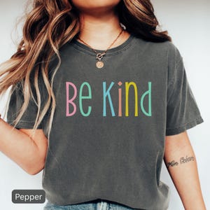 Camiseta &quot;Be Kind&quot; de Comfort Colors®, &quot;Maestro de la Amabilidad&quot;, &quot;Elige la Amabilidad&quot;, &quot;Regreso a Clases&quot;, &quot;Maestro de Primaria&quot;
