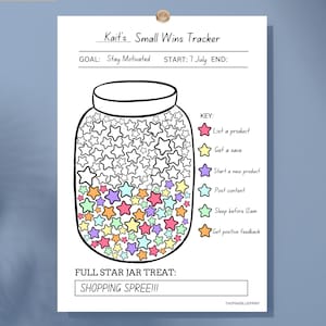 Puede incluir: Una hoja de seguimiento blanca titulada Kait's Small Wins Tracker con el contorno de un frasco grande lleno de iconos de estrellas coloreadas y sin colorear. Una clave enumera categorías como List a product y Get a save. Abajo dice FULL STAR JAR TREAT: SHOPPING SPREE!!!