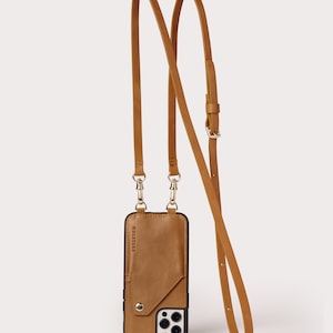 Funda cruzada para iPhone de piel auténtica lisa en color beige tostado con tarjetero y correa de hombro ajustable