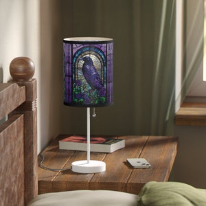 Raven Stained Glass Lamp - lila blaue Rabenlampe, Buntglaslampe, Nachttischlampe, Tischlampe, einzigartige Lampe, Nachttischlampe, Geschenklampe