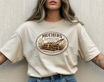 Mothers Day Literary T-Shirt, Bookish Gift, Readers and Scholars Vintage Tee, Scholar Mom Gift, Vintage Cabin Reading Design