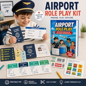 Może przedstawiać: Zestaw "Airport Role Play Kit" z dzieckiem w czapce pilota. Zestaw zawiera książkę, paszporty, karty pokładowe, etykiety bagażowe i kolekcję znaczków. Tekst na książce brzmi "Airport Role Play".