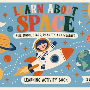 Pode incluir: Um livro de atividades azul claro intitulado LEARN ABOUT SPACE SUN, MOON, STARS, PLANETS AND WEATHER. A capa mostra um astronauta de desenho animado num foguetão, uma lua sorridente, um sol, planetas, estrelas, AGES 4-8 e 38 PAGES.