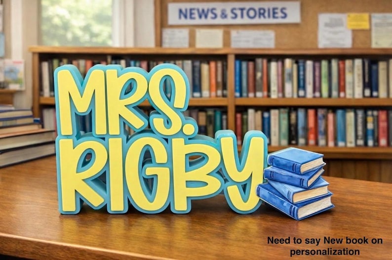 Puede incluir: Un letrero tridimensional con el texto amarillo MRS. RIGBY y un contorno azul claro, colocado junto a una pila de tres libros peque&ntilde;os de color azul con p&aacute;ginas blancas. El letrero se encuentra sobre una superficie de madera frente a una estanter&iacute;a.