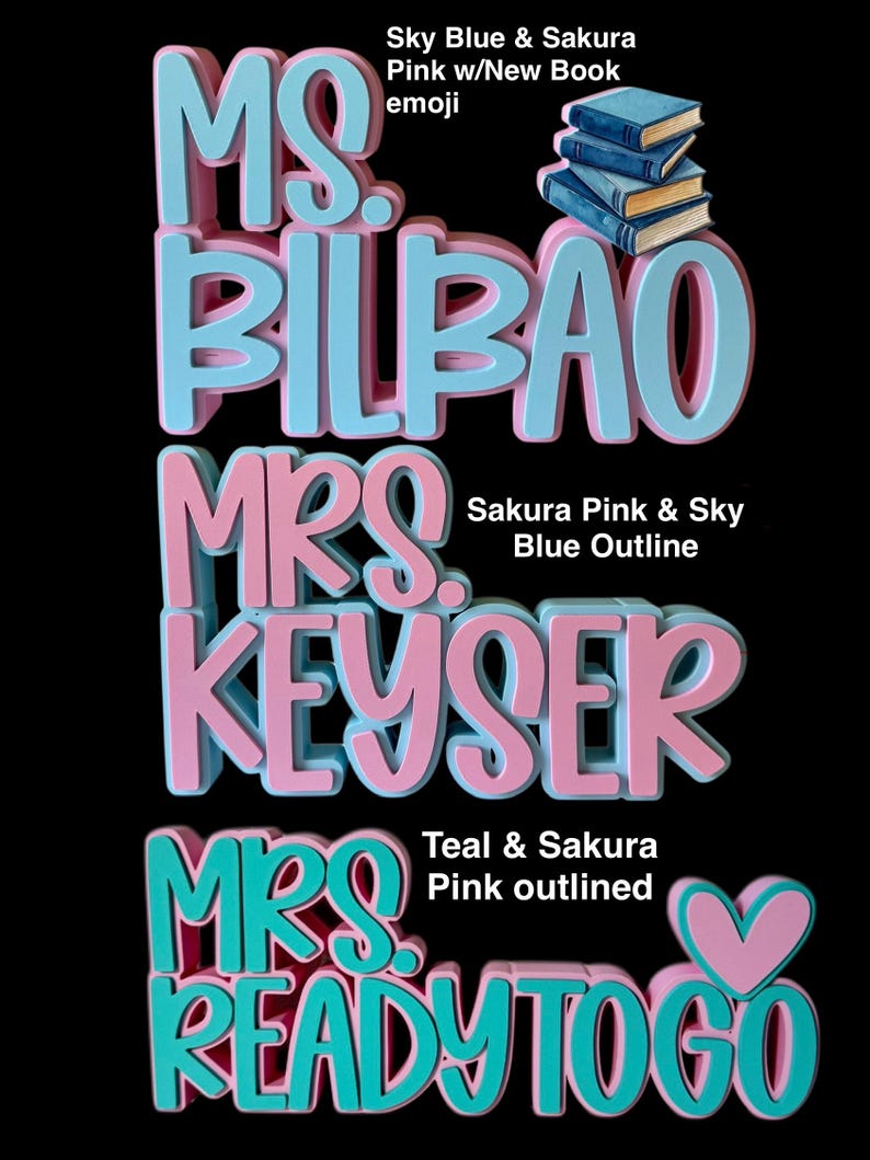 Puede incluir: Letreros personalizados en tres dimensiones con el texto MS. BILBAO en azul cielo y rosa con un icono de libro, MRS. KEYSER en rosa con borde azul cielo, y MRS. READYTOGO en verde azulado con borde rosa y un icono de coraz&oacute;n rosa sobre fondo negro.