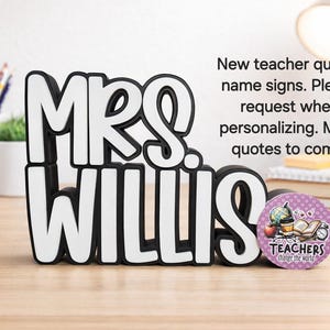 Puede incluir: Un letrero de nombre en 3D en blanco y negro que dice MRS. WILLIS en una fuente negrita sin remates. Junto a &eacute;l hay una pegatina circular morada con un globo terr&aacute;queo, una manzana, una taza de caf&eacute;, un libro abierto y el texto TEACHERS change the world.