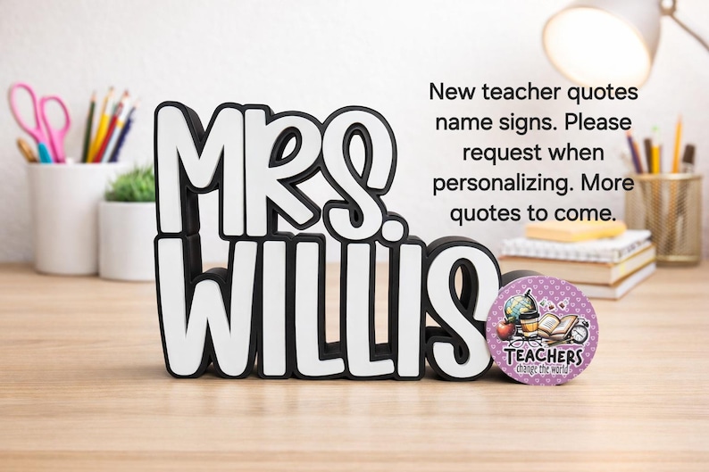 Puede incluir: Un letrero de nombre en 3D en blanco y negro que dice MRS. WILLIS en una fuente negrita sin remates. Junto a &eacute;l hay una pegatina circular morada con un globo terr&aacute;queo, una manzana, una taza de caf&eacute;, un libro abierto y el texto TEACHERS change the world.