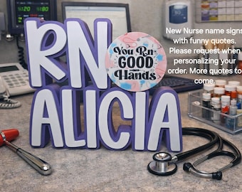 Puede incluir: Un letrero de nombre de enfermera personalizado con el nombre "ALICIA" en letras grandes, moradas y blancas. Un letrero redondo con el texto "You Rn GOOD Hands" está centrado encima del nombre. También se ven un martillo de reflejos y un estetoscopio.