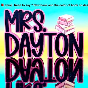 Puede incluir: Un letrero decorativo con el texto negro MRS. DAYTON y un contorno rosa. A la derecha del texto hay una pila de tres libros de color rosa claro. El letrero se muestra sobre un fondo degradado brillante con un reflejo claro debajo.