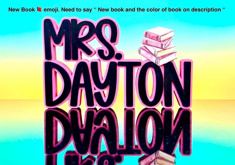 Puede incluir: Un letrero decorativo con el texto negro MRS. DAYTON y un contorno rosa. A la derecha del texto hay una pila de tres libros de color rosa claro. El letrero se muestra sobre un fondo degradado brillante con un reflejo claro debajo.