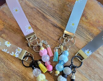 Daisy wristlet keychain