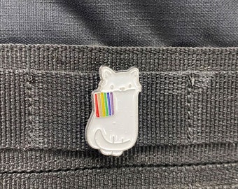 Une épingle est un petit accessoire décoratif qui est généralement porté sur les vêtements, comme une veste, un chemisier ou un chapeau.