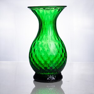 Jarrón de vidrio soplado a mano con forma de diamante verde trébol Blenko Swirl 5904 de 2004