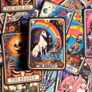 De Audacity tarotkaartsticker - kleurrijke water- en weerbestendige grappige spookachtige en sarcastische decoratie voor telefoon laptop auto kindle tablet