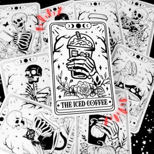 Pegatina de vinilo con la carta del tarot Iced Coffee: decoración divertida y espeluznante a prueba de agua en blanco y negro para computadora portátil, Kindle, botella de agua y más.