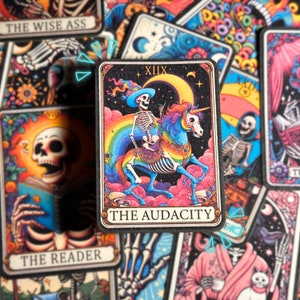 Pegatina de carta del Tarot Audacity: decoración colorida resistente al agua y a la intemperie para teléfono, computadora portátil, automóvil, Kindle, tableta y más.