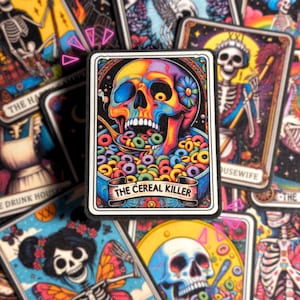 La pegatina de la carta del Tarot del Asesino de Cereales: decoración divertida y espeluznante, colorida, resistente al agua y a la intemperie, para teléfono, portátil, coche, tableta Kindle y más