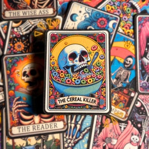 La pegatina de la carta del Tarot del Asesino de Cereales: decoración divertida y espeluznante, colorida, resistente al agua y a la intemperie, para teléfono, portátil, coche, tableta Kindle y más