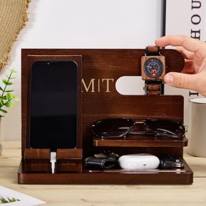 Estación de acoplamiento personalizada de madera para teléfono celular, soporte para teléfono grabado, organizador de relojes, soporte para teléfono celular, organizador de escritorio, organizador para hombres