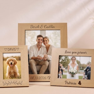 Può includere: Tre cornici in legno con testo e foto personalizzate. Una cornice presenta un golden retriever, un'altra una coppia e la terza una sposa. Le cornici sono marroni chiare e presentano dettagli incisi.