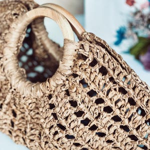 English: “Savanna” Bag – Hand-Crocheted Bag with Wooden Handles